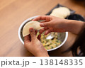 餃子の餡を皮で包む手元のクローズアップ 138148335