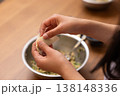 餃子の餡を皮で包む手元のクローズアップ 138148336