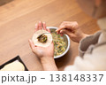餃子の餡を皮で包む手元のクローズアップ 138148337