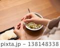 餃子の餡を皮で包む手元のクローズアップ 138148338