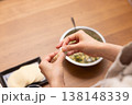 餃子の餡を皮で包む手元のクローズアップ 138148339