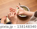 餃子の餡を皮で包む手元のクローズアップ 138148340