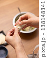 餃子の餡を皮で包む手元のクローズアップ 138148341