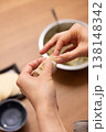 餃子の餡を皮で包む手元のクローズアップ 138148342