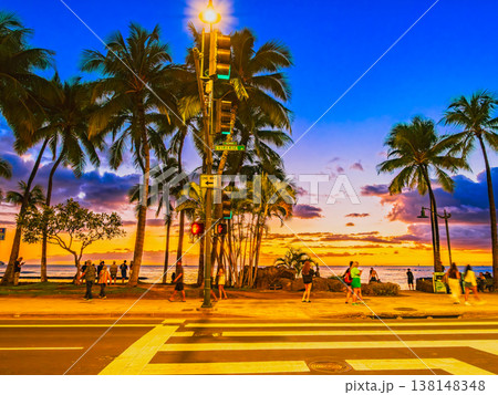 ワイキキのメインストリート　カラカウア通り　夕夜景 138148348
