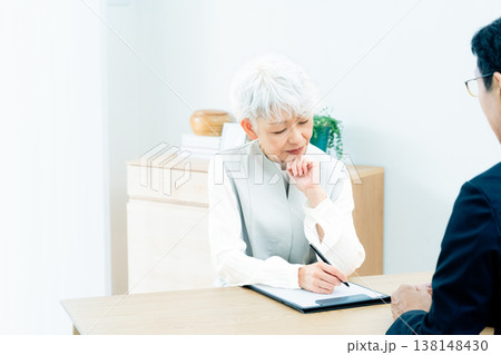 営業マンの説明を聞くシニア女性 138148430