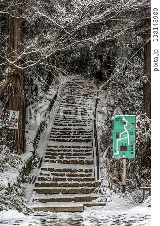 雪（高尾山薬王院） 138148980