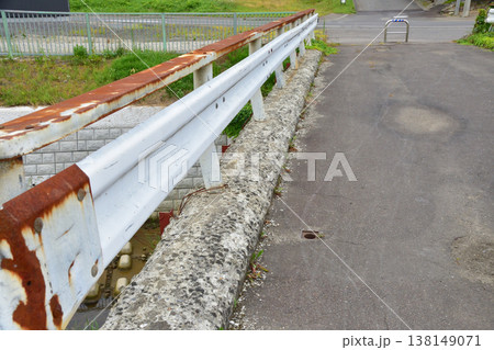 コンクリート部の経年劣化が進行している道路橋 138149071