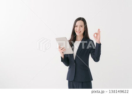 OKポーズをする笑顔のビジネスウーマン OKポーズをする笑顔のビジネスウーマン 138149622