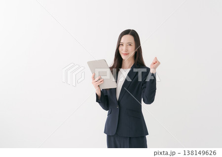 ガッツポーズをする笑顔のビジネスウーマン 138149626