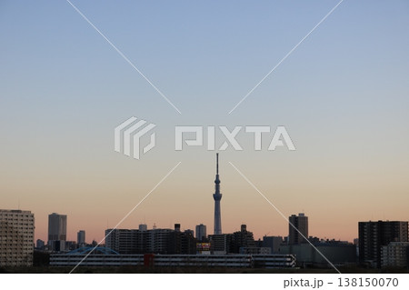 スカイツリーの影と夕暮れ 138150070