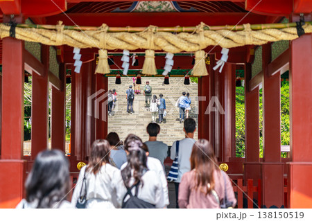 【神奈川県】鶴岡八幡宮の舞殿越しに見える大石段 138150519