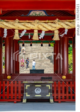 【神奈川県】鶴岡八幡宮の舞殿越しに見える大石段 138150521