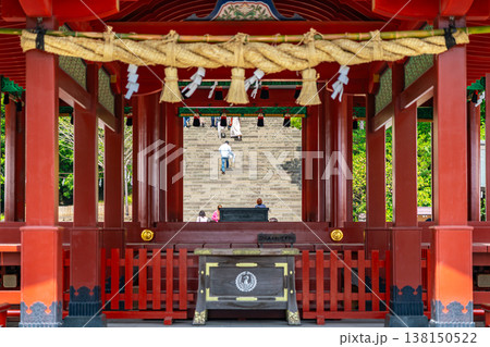 【神奈川県】鶴岡八幡宮の舞殿越しに見える大石段 【神奈川県】鶴岡八幡宮の舞殿越しに見える大石段 138150522