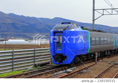 キハ281系 スーパー北斗用車両 外観｜北海道ののどかな田園風景と山並み 138150532