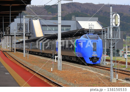 北の玄関口を駆け抜ける青い特急|新函館北斗駅に響く気動車のエンジン音 北の玄関口を駆け抜ける青い特急|新函館北斗駅に響く気動車のエンジン音 138150533