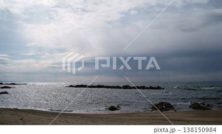 春の海に差し込む光 春の海に差し込む光 138150984