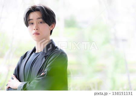 誠実で爽やかな信頼感のある若い20代の男性ビジネスマンのポートレート　アンニュイや真剣な表情 138151131