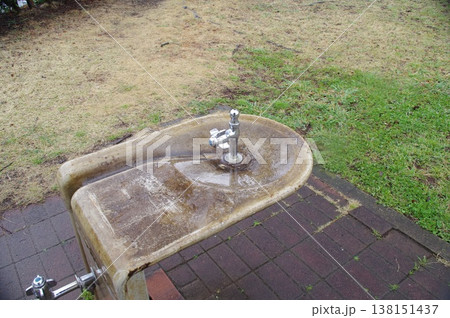 水が流れる公園の水飲み場 水が流れる公園の水飲み場 138151437