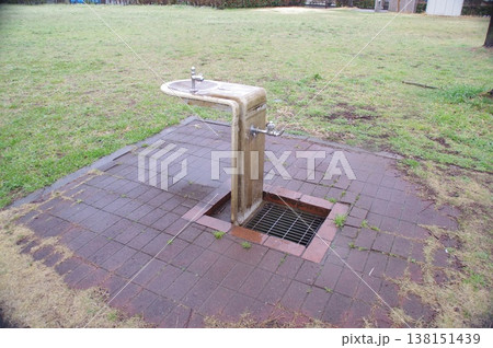 公園にある水飲み場 138151439