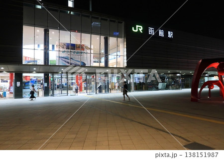 JR北海道、函館駅の夜風景(2023年夏) JR北海道、函館駅の夜風景(2023年夏) 138151987