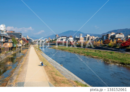 painter draw view of city in fall colors along Kamo River, Kyoto painter draw view of city in fall colors along Kamo River, Kyoto 138152061