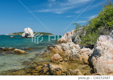 White stone arch at separate sea, Ko Man Klang, Rayong 138152087