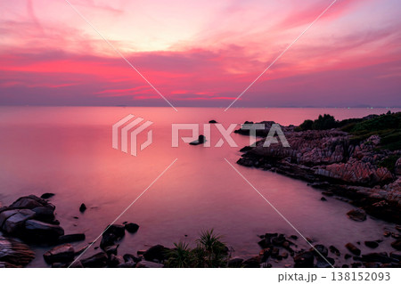 Seascape of stone arch cliff and sea at dusk in Ko Man Klang, Rayong Seascape of stone arch cliff and sea at dusk in Ko Man Klang, Rayong 138152093