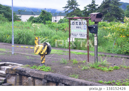 JR北海道函館本線　山越駅から石倉駅までの普通列車車窓風景(2023年夏雨) 138152426