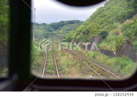 JR北海道函館本線　山越駅から石倉駅までの普通列車車窓風景(2023年夏雨) 138152434