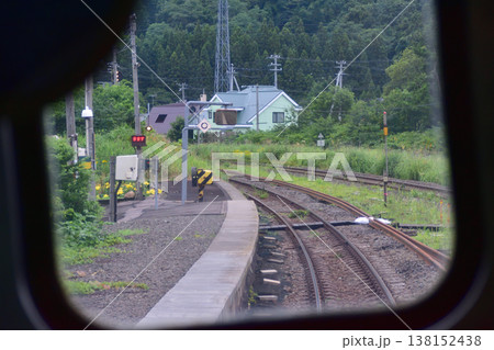 JR北海道函館本線　山越駅から石倉駅までの普通列車車窓風景(2023年夏雨) 138152438