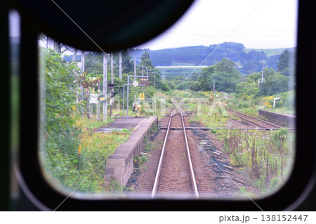 JR北海道函館本線　山越駅から石倉駅までの普通列車車窓風景(2023年夏雨) 138152447