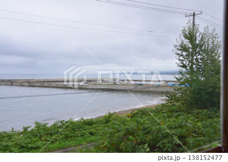 JR北海道函館本線 石倉駅から森駅までの普通列車車窓風景(2023年夏雨) JR北海道函館本線 石倉駅から森駅までの普通列車車窓風景(2023年夏雨) 138152477