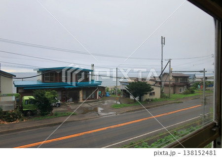 JR北海道函館本線 石倉駅から森駅までの普通列車車窓風景(2023年夏雨) JR北海道函館本線 石倉駅から森駅までの普通列車車窓風景(2023年夏雨) 138152481