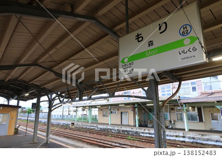 JR北海道函館本線　石倉駅から森駅までの普通列車車窓風景(2023年夏雨) 138152483