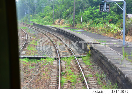 JR北海道函館本線　森駅から鹿部駅までの砂原支線普通列車車窓風景(2023年夏雨) 138153077