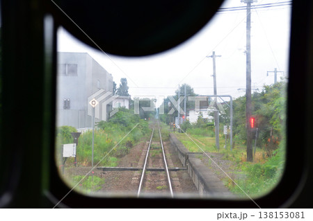 JR北海道函館本線 森駅から鹿部駅までの砂原支線普通列車車窓風景(2023年夏雨) JR北海道函館本線 森駅から鹿部駅までの砂原支線普通列車車窓風景(2023年夏雨) 138153081