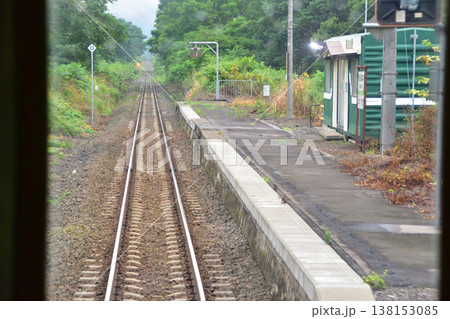 JR北海道函館本線 森駅から鹿部駅までの砂原支線普通列車車窓風景(2023年夏雨) JR北海道函館本線 森駅から鹿部駅までの砂原支線普通列車車窓風景(2023年夏雨) 138153085