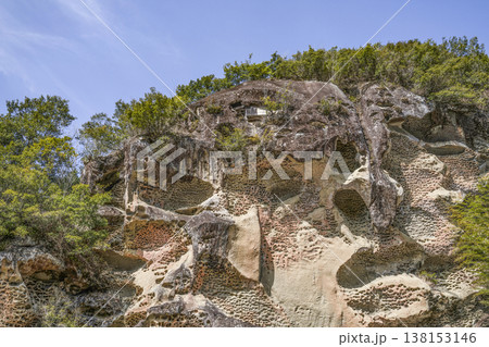 高池の虫喰岩（国指定の天然記念物） 138153146