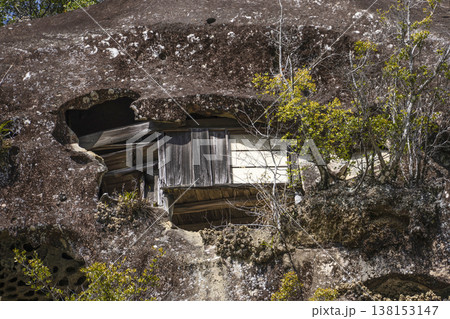 高池の虫喰岩（国指定の天然記念物） 138153147