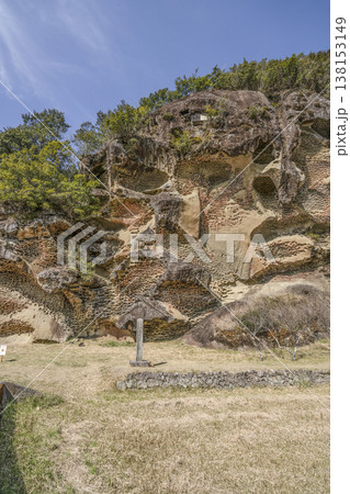 高池の虫喰岩（国指定の天然記念物） 138153149