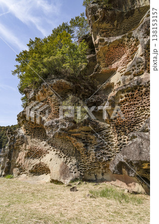 高池の虫喰岩（国指定の天然記念物） 138153157