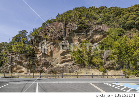 高池の虫喰岩（国指定の天然記念物） 138153171