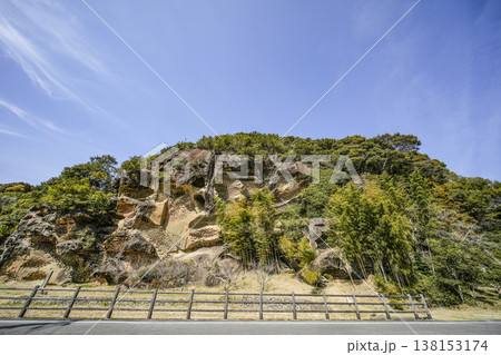 高池の虫喰岩（国指定の天然記念物） 138153174