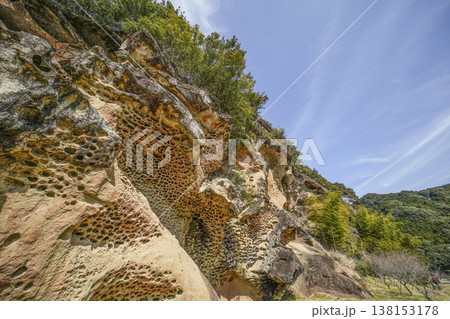 高池の虫喰岩（国指定の天然記念物） 138153178
