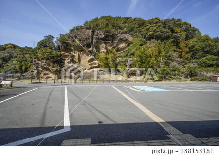 高池の虫喰岩（国指定の天然記念物） 138153181