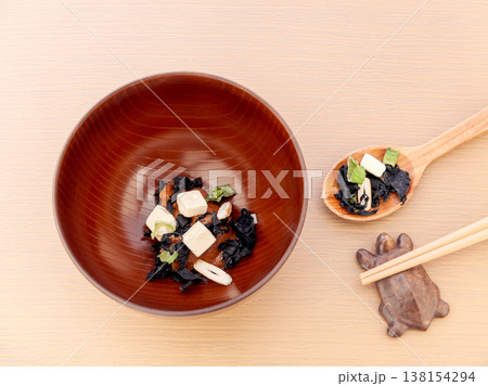 お椀に入れた味噌汁の乾燥具材とインスタントの合わせ味噌で時短の味噌汁 138154294