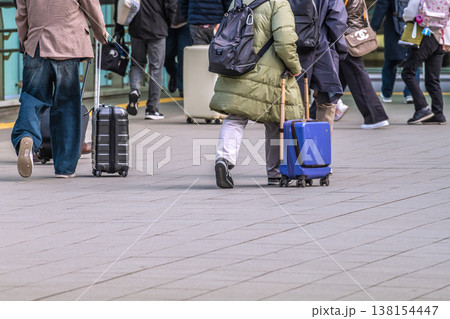 日本の横浜都市景観新横浜駅前のペデストリアンデッキを移動する旅行者や家族連れら… 日本の横浜都市景観新横浜駅前のペデストリアンデッキを移動する旅行者や家族連れら… 138154447