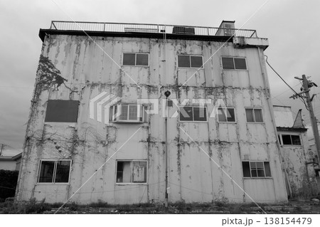 放置された廃ビル 138154479