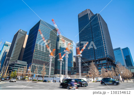 高層ビルが建ち並ぶ、丸の内の都市風景〈東京都千代田区〉 高層ビルが建ち並ぶ、丸の内の都市風景〈東京都千代田区〉 138154612